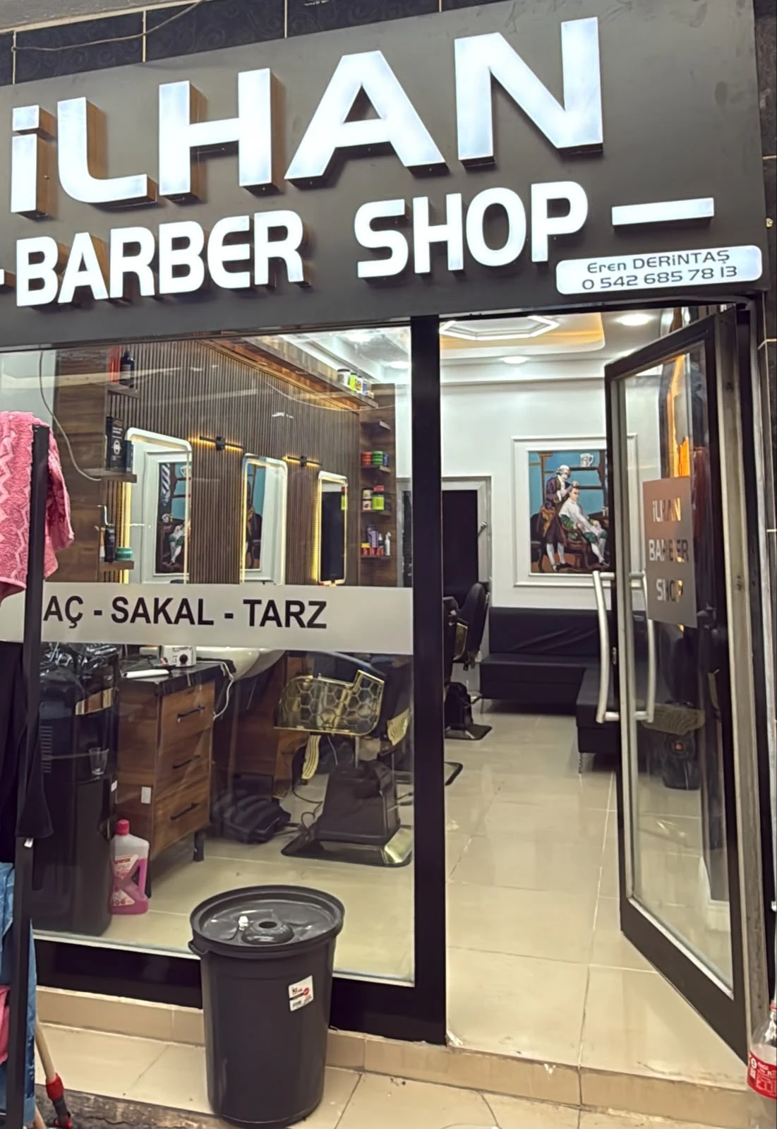 İLHAN BARBER SHOP tabelalı gerçek salon girişi